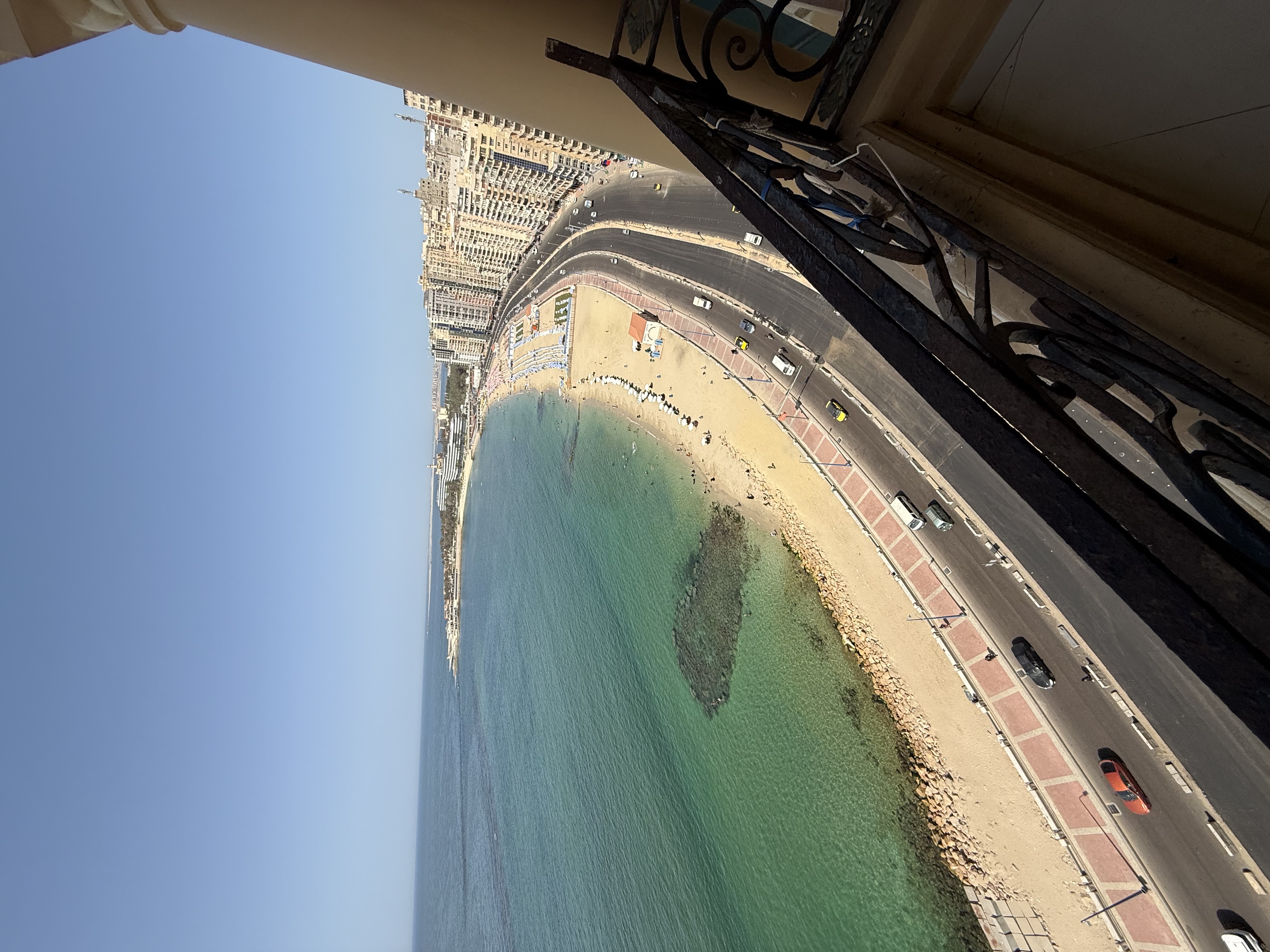 قريبا من المسابح الخاصة لبعض الفنادق